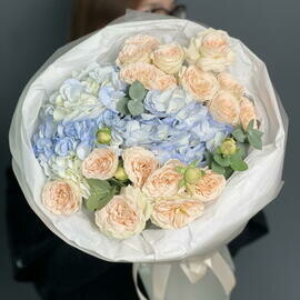 Sbornij buket s kustovoj rozoj «Pavlova»