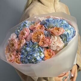 Букет с пионовидными розами и гортензией 