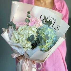 Monobuket s Gortenziyami i evkaliptom