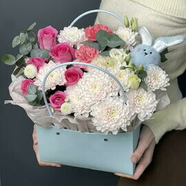 Цветочная композиция с зайкой-брелком