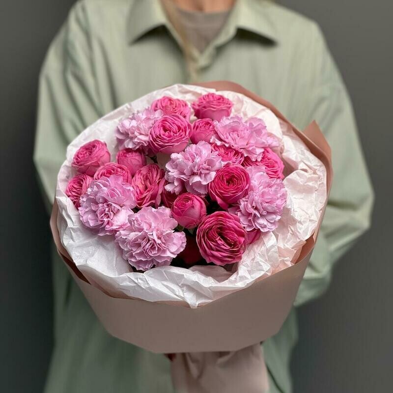 Яркий букет диантусы и кустовые розы, стандартный