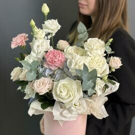 Nezhnaya kompozitciya v shlyapnoj korobke