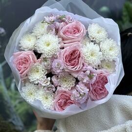 Букет из роз и маттиолы