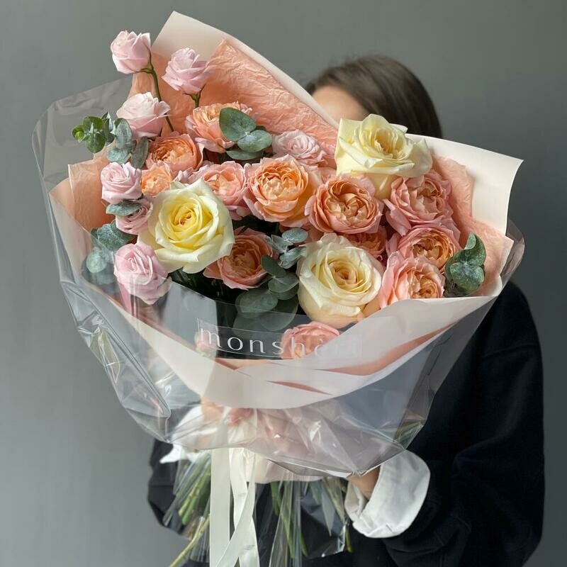 SHikarnij avtorskij buket s kustovimi rozami, standart