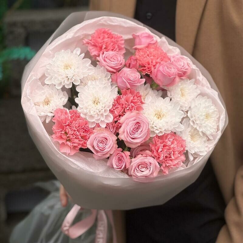 Кустовые розы и диантусы с хризантемой, стандартный