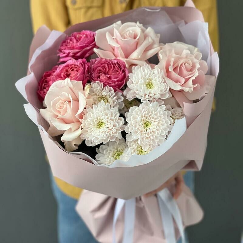 Avtorskij buket iz kustovih pionovidnih i odnogolovih frantcuzskih roz, standart