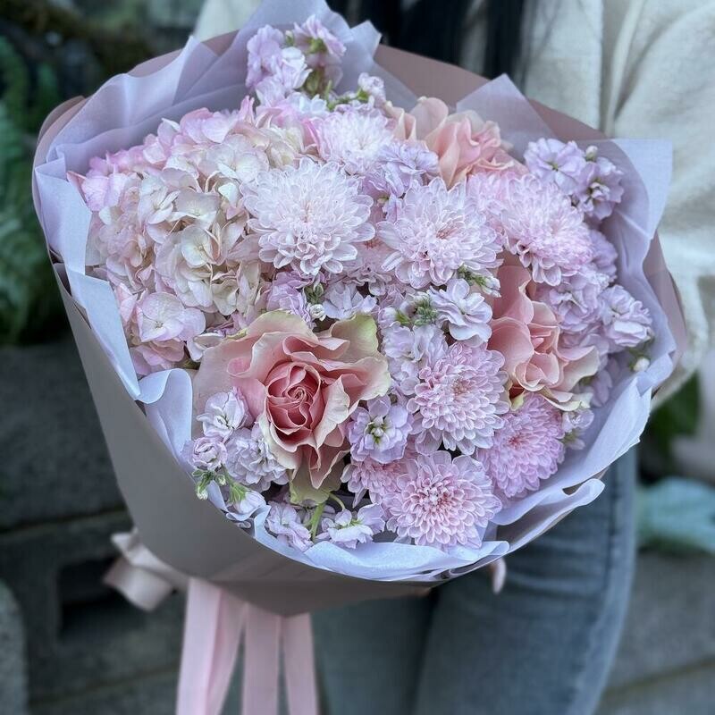«Нежный» букет с гортензией французскими розами и маттиолой, стандартный