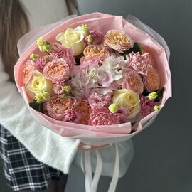 Букет с розами и эустомой