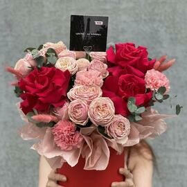 Яркая корзинка с цветами