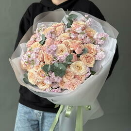 SHikarnij buket s mattioloj i kustovimi rozami