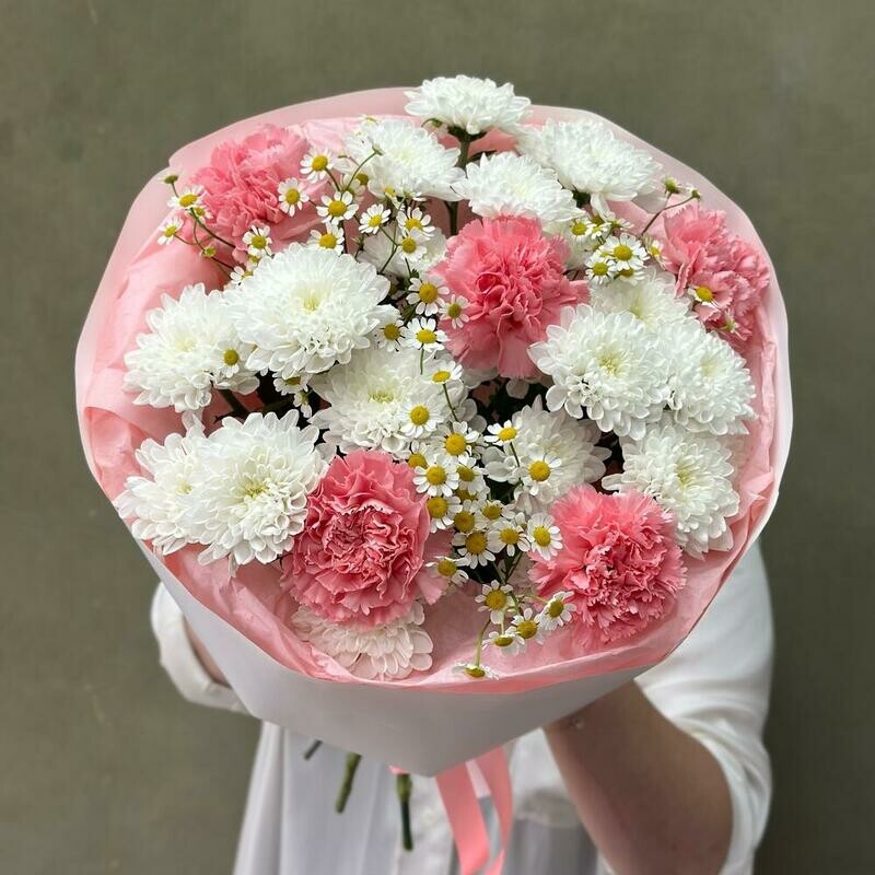 Pishnij buket hrizantem s romashkami i diantusami, standart