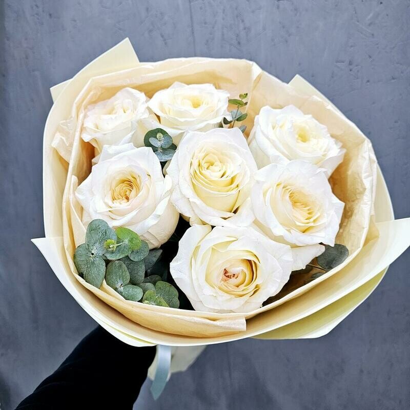 Buket slivochnih roz Kandelajt s evkaliptom v stil_noj upakovke, standart