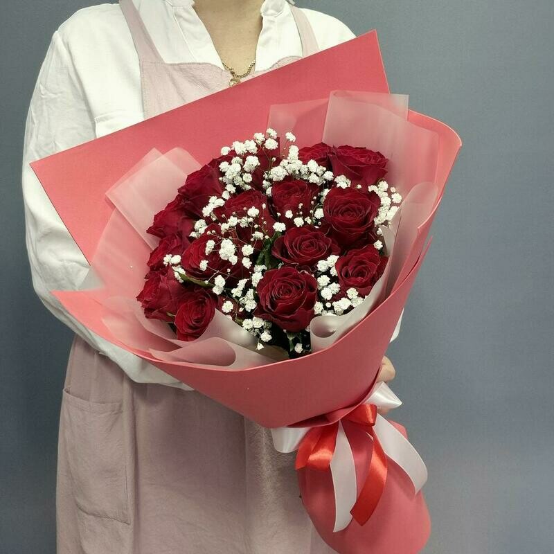 Effektnij buket iz krasnih roz i gipsofili, standart