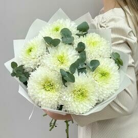 Белые хризантемы с эвкалиптом