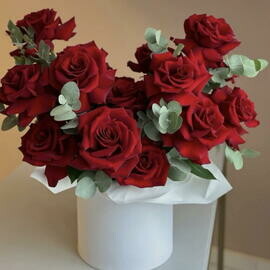 Композиция из французских красных роз