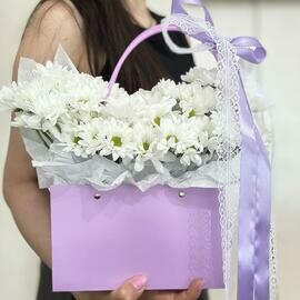 Korzina s romashkovoj hrizantemoj