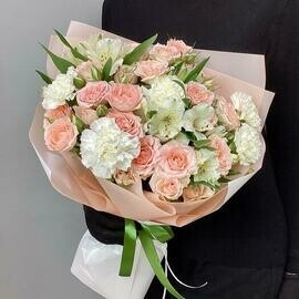 Букет из кустовых роз, альстромерий, гвоздиками «Каприз»