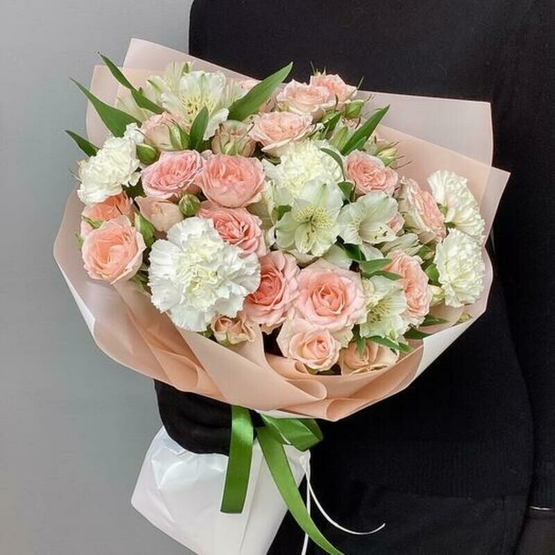 Buket iz kustovih roz, al_stromerij, gvozdikami «Kapriz», standart