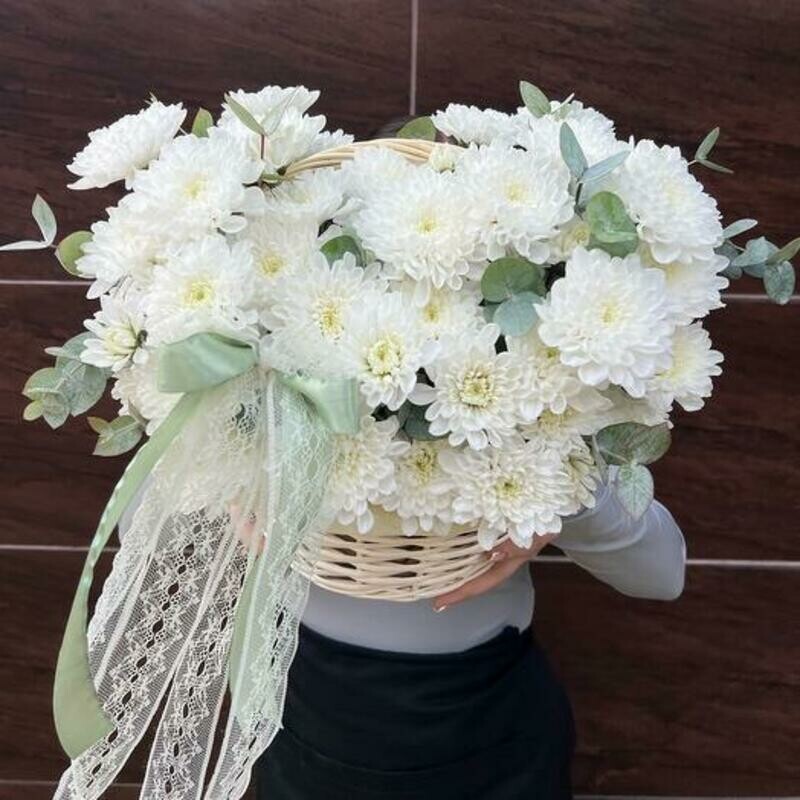 Корзина с кустовой хризантемой и эвкалиптом, стандартный