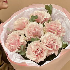 «7 причин улыбнуться» —французские розы с эвкалиптом