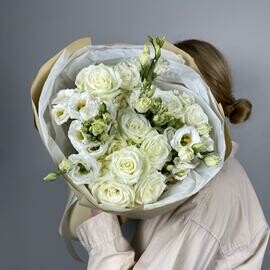 Белый букет из кустовых роз и эустом