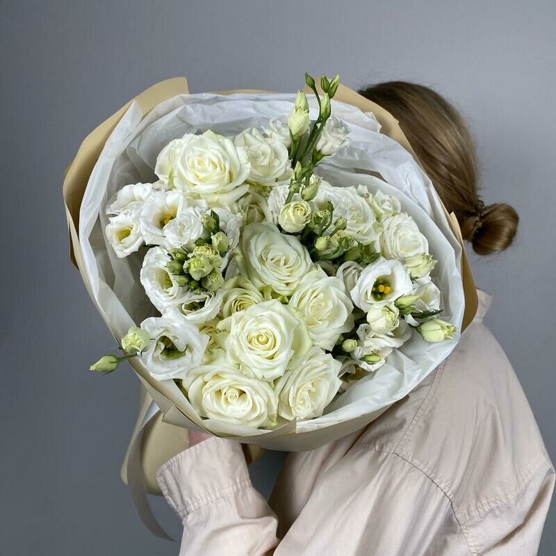 Белый букет из кустовых роз и эустом, стандартный