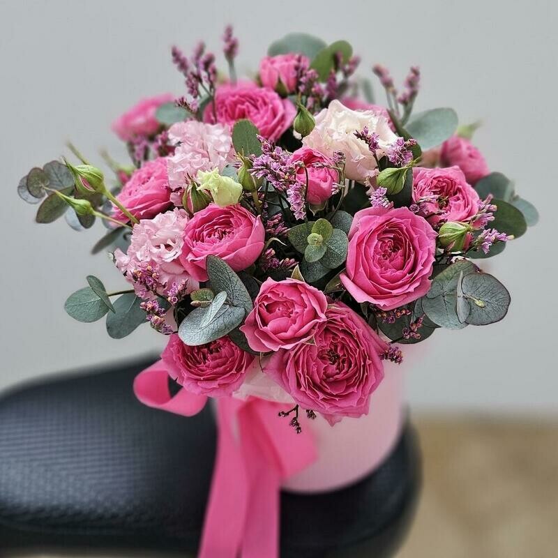 Buket v rozovoj gamme v shlyapnoj korobke, standart