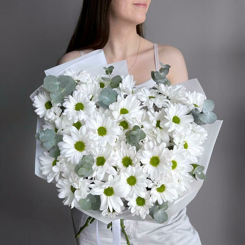 Букет белая кустовая хризантема ромашка и эвкалипт, стандартный
