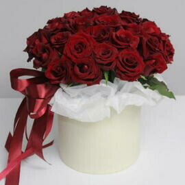 Композиция из красных роз в коробке