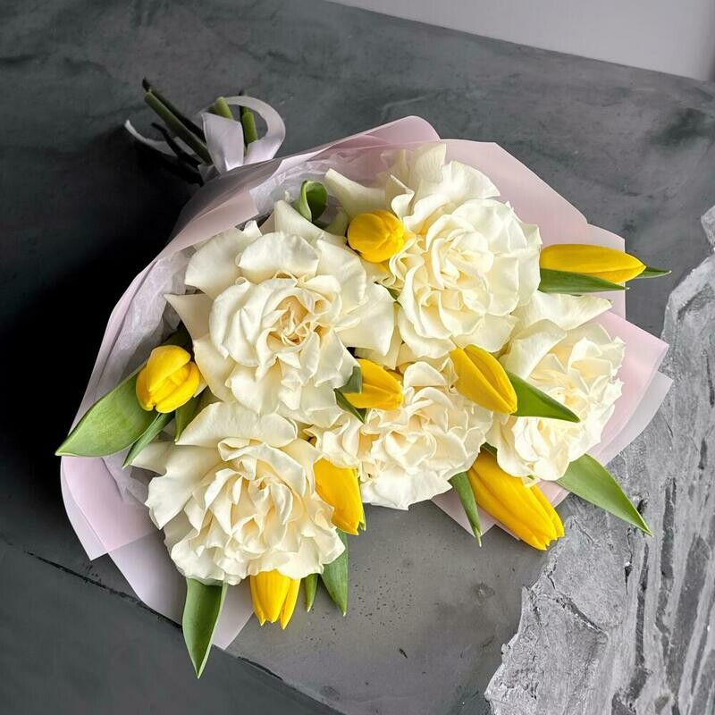 Французские розы и тюльпаны красивый букет, стандартный