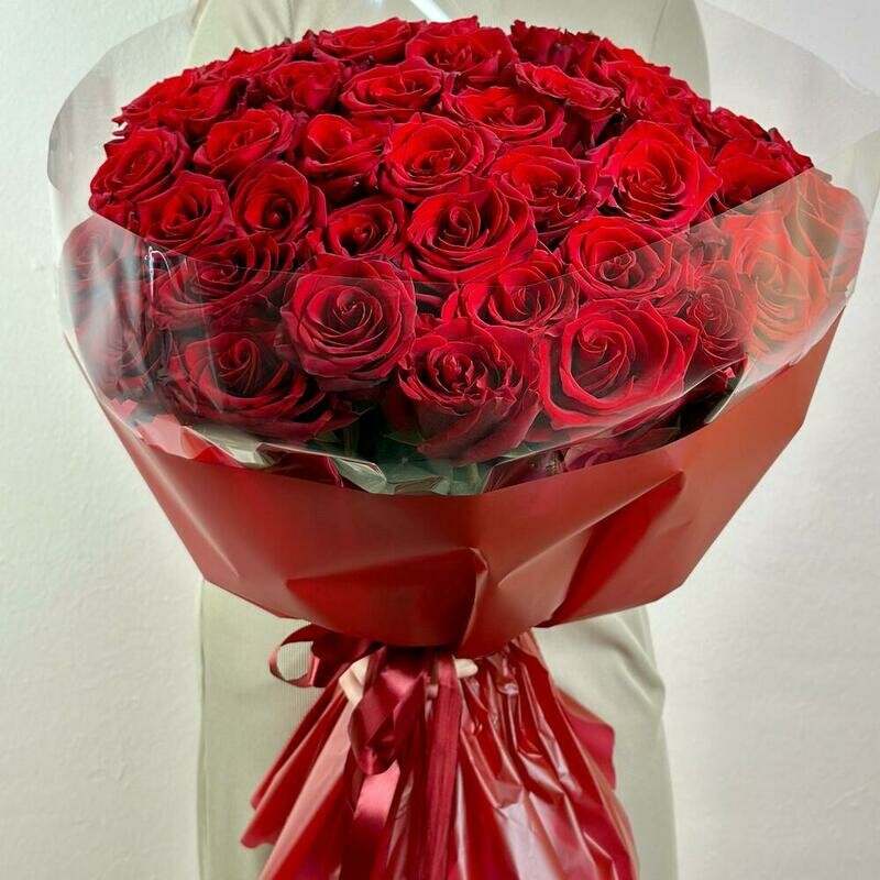 Большой букет из 51 красной розы, делюкс
