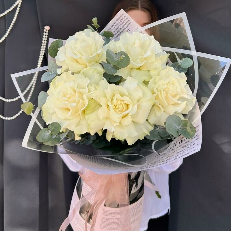 Белые французские розы с эвкалиптом, стандартный