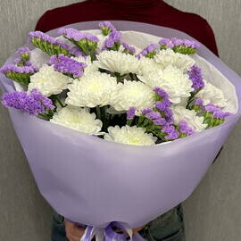 Букет из 5 кустовых белых пушистых хризантем и 2 сиреневых статиц