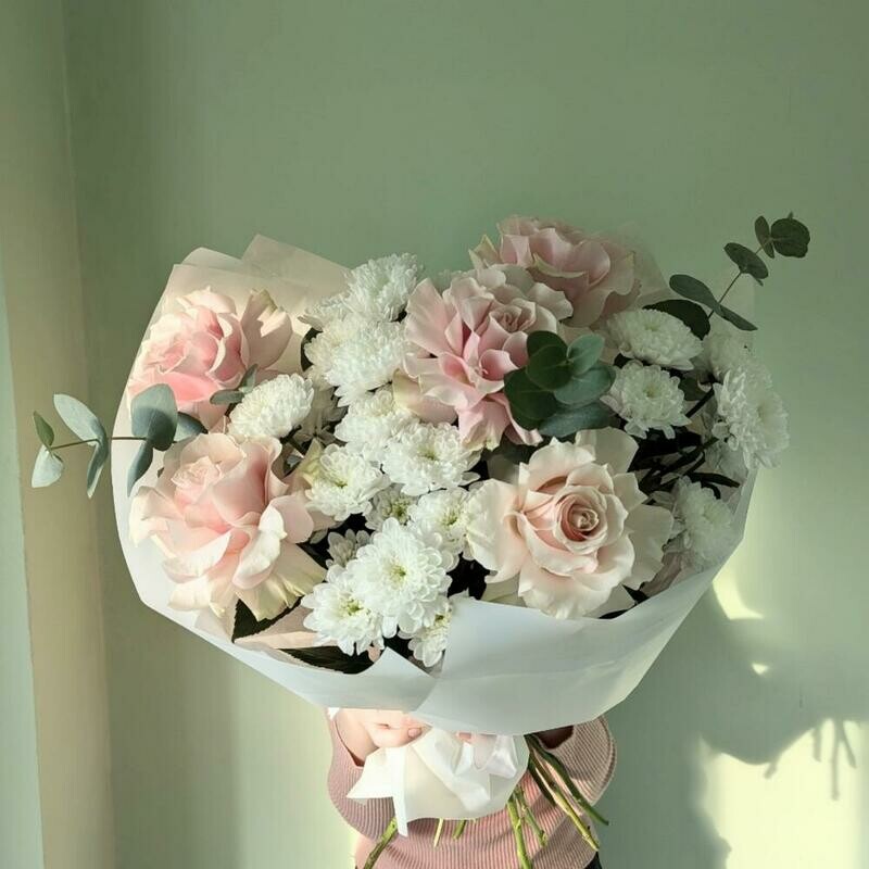 Нежный стойкий букет из Хризантемы и французской розы, стандартный