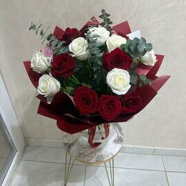 Букет из красных и белых роз