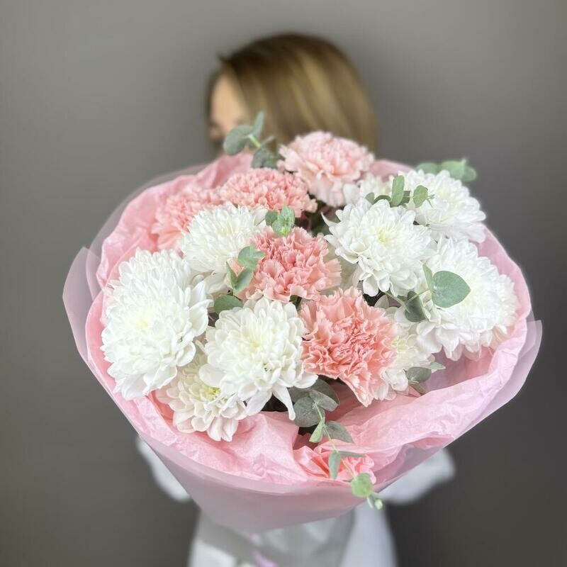 Нежный букет с хризантемой, эвкалиптом и диантусом, стандартный