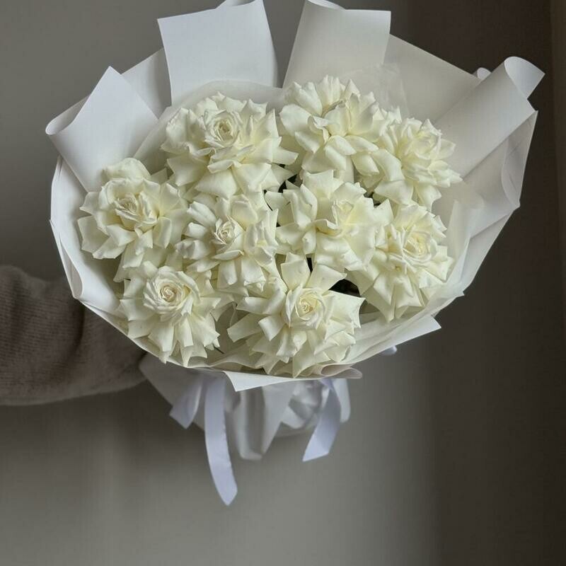 Пышный букет из ажурных роз., стандартный