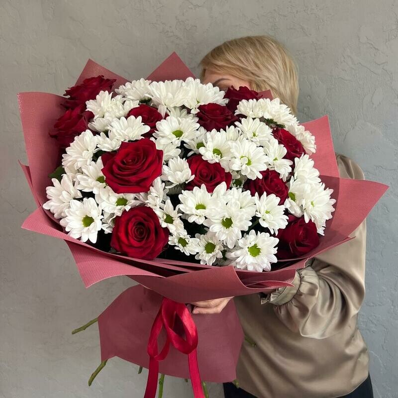 Букет из роз и кустовых хризантем, похожих на ромашки, делюкс