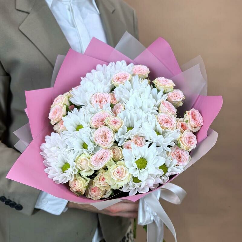 Nezhnij buket iz Hrizantemi romashkoj i kustovih Rozi eustomi, standart