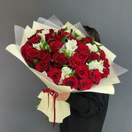 Авторский букет из красных роз и альстромерий «Танец Любви»