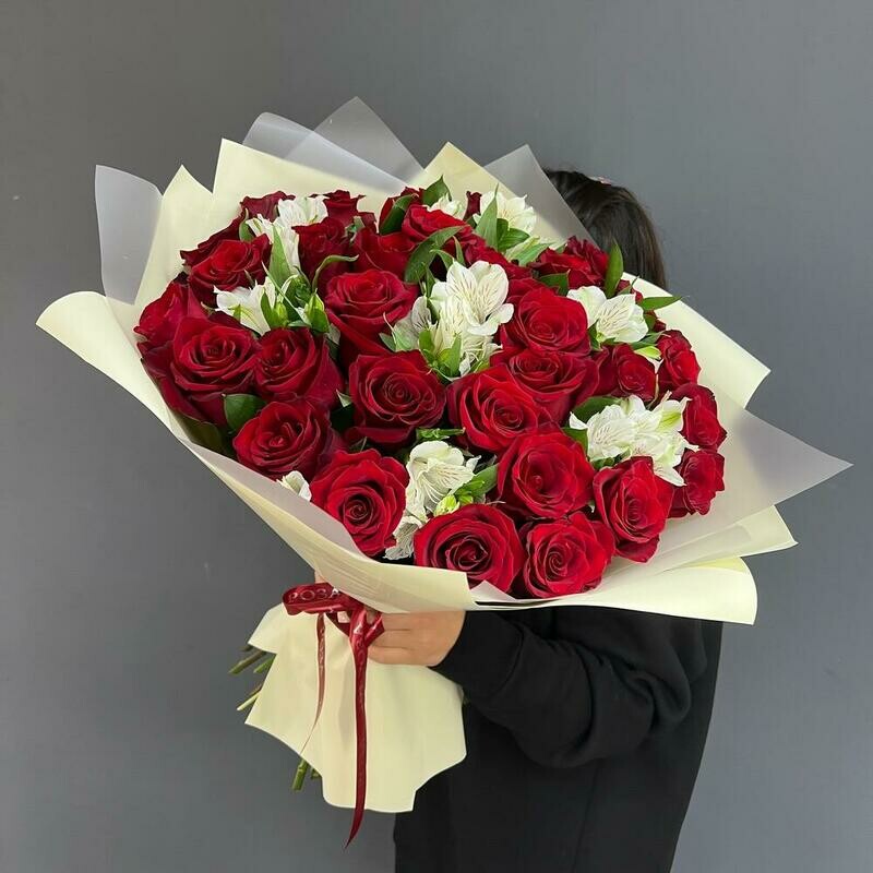 Avtorskij buket iz krasnih roz i al_stromerij «Tanetc Lyubvi», luxe