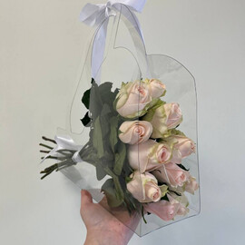 11 роз в прозрачной сумке