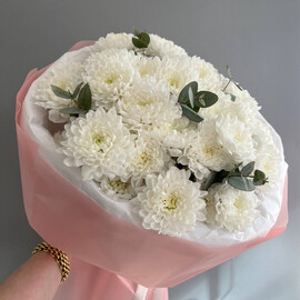 Хризантема с эвкалиптом