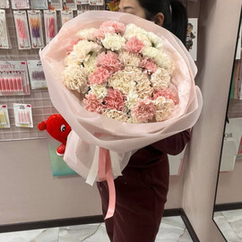 стойкий букет из диантусов