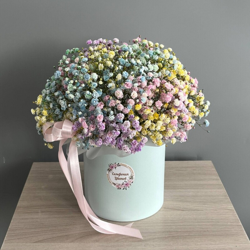 цветочная композиция из гипсофилы, цветная гипсофила