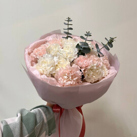 букет диантусов с эвкалиптом