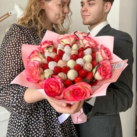 Buket s tcvetami i klubnikoj v shokolade 1