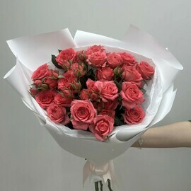 Букет из кустовой розы "Малиновый рай"