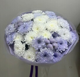 Букет из кустовых хризантем с хлопком