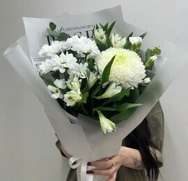 Stojkij buket iz hrizantem, al_stromerij i diantusa s evkaliptom